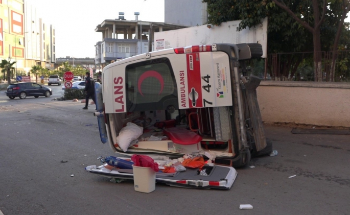 ANTALYA'DA AMBULANS KAZASI : 1 YARALI