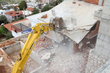 ANTALYA'DA KAÇAK BİNALAR YIKILIYOR