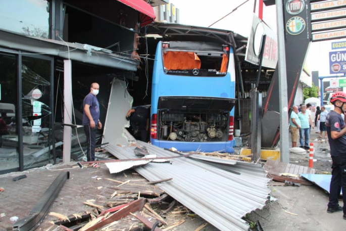 ANTALYA'DA OTOBÜS DÜKKANA DALDI : 3 YARALI