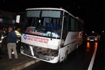 ANTALYA'DA TIR OTOBÜSE ÇARPTI : 1 YARALI