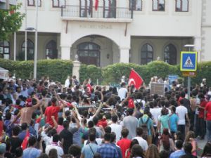 <font color=red>ANTALYA’DA VALİLİK BİNASINA SALDIRI </font>