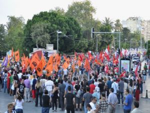 <font color=red>ANTALYA'DAN 'HÜKÜMET İSTİFA' SLOGANLARI</font>