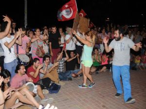 <font color=red>AÇIK HAVADA TİYATROLU PROTESTO</font>