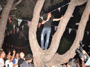 <font color=red>HALUK LEVENT ANTALYA'DA AĞACA ÇIKTI</font>