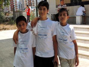 <font color=red>CAMİYE GELEN ÇOCUKLARA HEDİYE </font>
