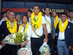 <font color=red>ANTALYA'MIZIN GURURU ALİ GÜRBÜZ</font>