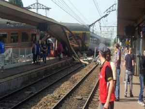 <font color=red>PARİS'TE TREN KAZASI : 7 ÖLÜ</font>