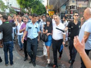<font color=red>ANTALYA'DA KADIN AVUKATA LİNÇ GİRİŞİMİ</font>