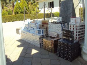 <font color=red>ANTALYA'DA 4 BİN PAKET KAÇAK SİGARA </font>