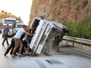 <font color=red>ANTALYA'DA İSVEÇLİ TURİSTLERİ TAŞIYAN MİNİBÜS DEVRİLDİ</font>