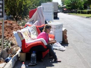 <font color=red>ANTALYA'DA SOKAKTA YAŞAYAN KADIN</font>