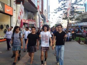 <font color=red>ANTALYA'DA ERKEK ÖĞRENCİLERDEN ‘DİREN ETEK’ EYLEMİ</font>