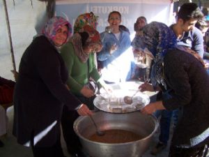 KORKUTELİ'NDE MHP'Lİ KADINLAR AŞURE DAĞITTI