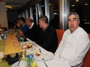 ANTALYASPOR'LU FUTBOLCULAR ve YÖNETİM YEMEKTE BULUŞTU