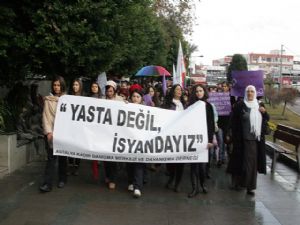 KADINLARA ŞİDDETİ PROTESTO ETTİLER