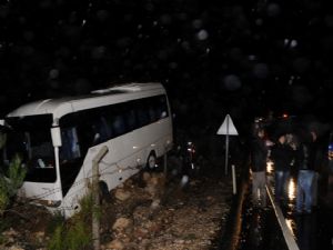 DAĞDAN KOPUP YOLA DÜŞEN KAYA PARÇASI KAZAYA SEBEP OLDU