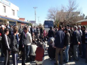 MANAVGATLI KÖYLÜLER MİNİBÜSÜN CAMLARINI KIRDI PROTESTO ETTİ