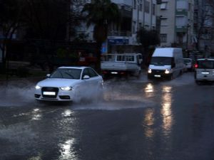 ANTALYA'DA SAĞANAK YAĞIŞ