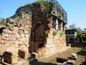 ANTALYA'DA TARİHİ SURLARDA TEMİZLİK ÇALIŞMALARI BAŞLADI