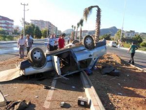 ANTALYA'DA TRAFİK KAZASI : 1 ÖLÜ  2 YARALI