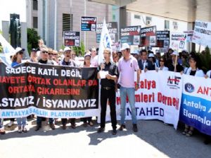 ÖLDÜRÜLEN DOKTOR İÇİN ANTALYA'DA  PROTESTO