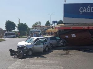 ANTALYA'DA ARAÇ MARKETE GİRDİ 1 YARALI