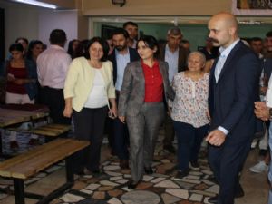 HDP'Lİ YÜKSEKDAĞ ANTALYA'DA LOKMA DAĞITTI