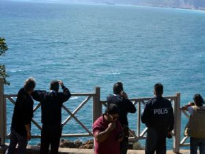 ANTALYA'DA DENİZDE YÜZEN ADAM POLİSİ ALARMA GEÇİRDİ