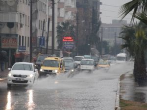 ANTALYA'DA KÖTÜ HAVA ŞARTLARI DEVAM EDİYOR