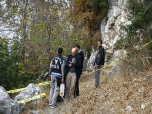 ANTALYA'DA 1 SENE AĞACA ASILI ERKEK CESEDİ BULUNDU