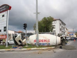 BETON MİKSERİ AŞIRI HIZDAN VİRAJI ALAMADI